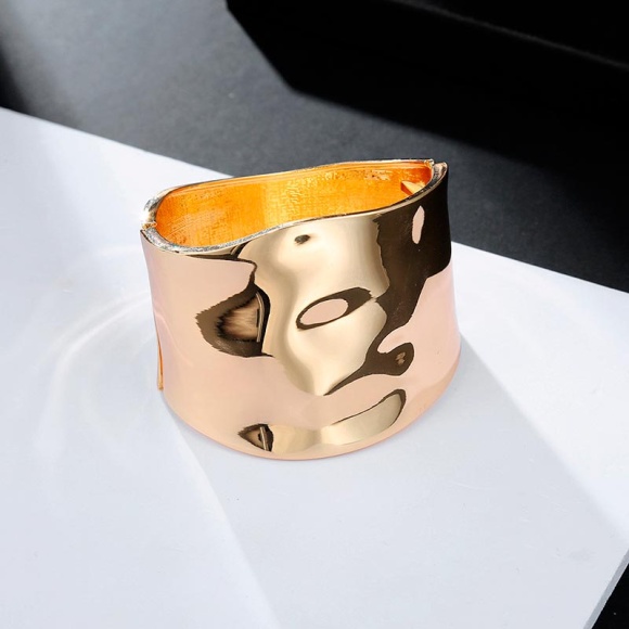 Широкий металевий браслет вигини блискучий  Широкий металевий браслет вигини блискучий