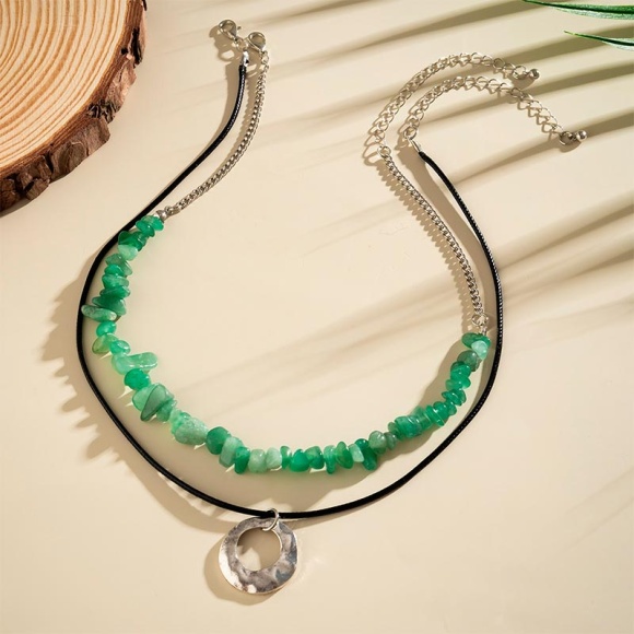 Колье с камнями и кулоном кругом