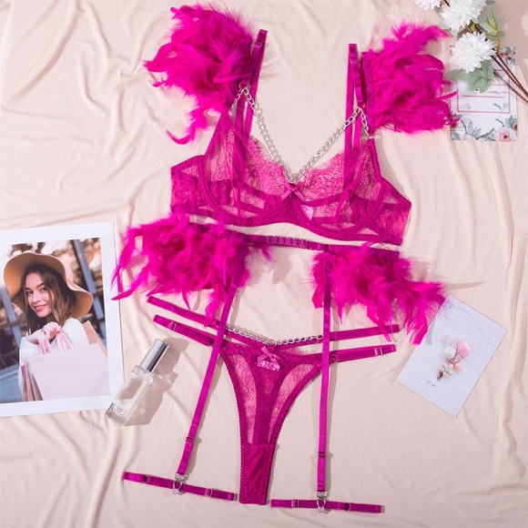 Розовый ажурный комплект женского белья с перьями, поясом и подвязками Розовый ажурный комплект женского белья с перьями, поясом и подвязками