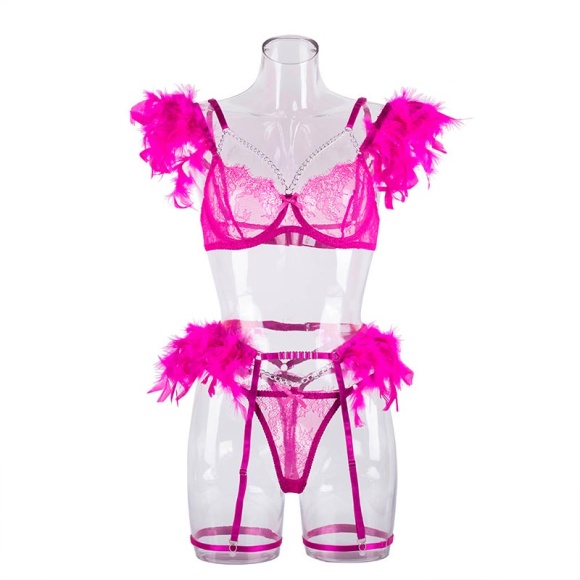 Розовый ажурный комплект женского белья с перьями, поясом и подвязками Розовый ажурный комплект женского белья с перьями, поясом и подвязками