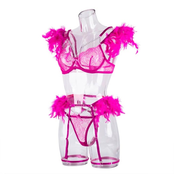 Розовый ажурный комплект женского белья с перьями, поясом и подвязками Розовый ажурный комплект женского белья с перьями, поясом и подвязками