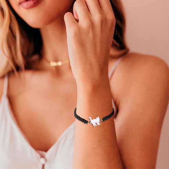 Черный браслет шнурок с Котиком