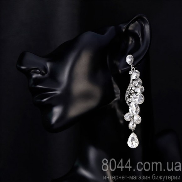 Довгі сережки з камінням сваровськи.
