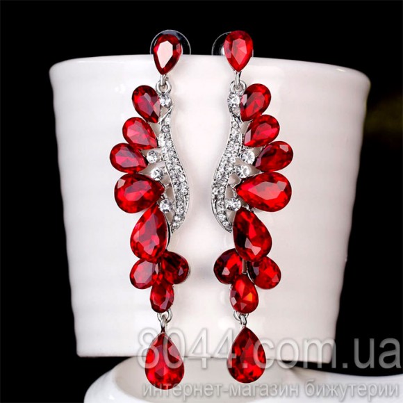 Довгі сережки з камінням сваровськи.