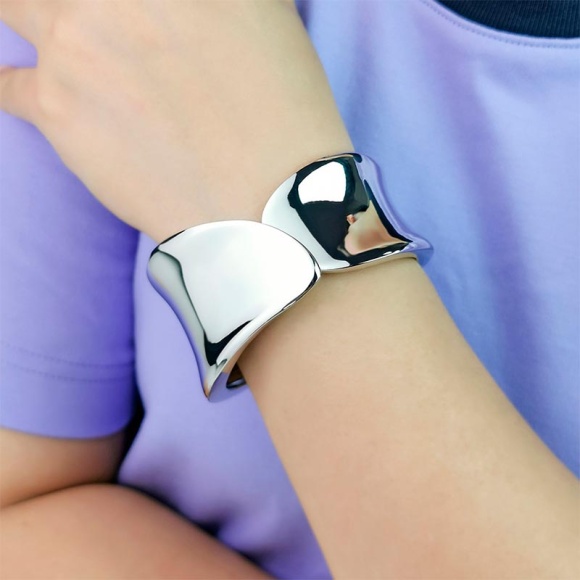 Сріблястий жіночий металевий браслет Дзеркальний Штрих