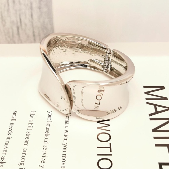 Сріблястий жіночий металевий браслет Дзеркальний Штрих