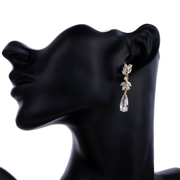 Серьги с камнями белого цвета Адриана Серьги с камнями белого цвета Адриана