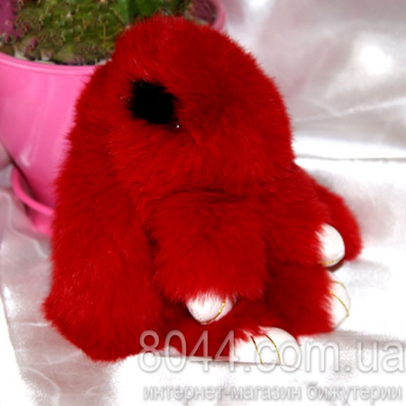 Брелок кролик с ресничками из меха шиншиллы красного цвета 20 см