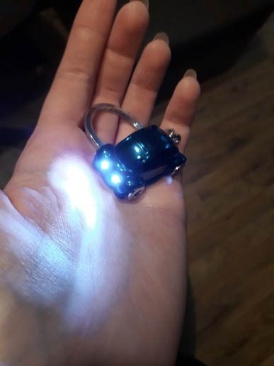 Серебристый брелок для ключей Машина фонарик