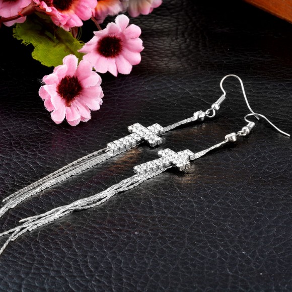 Серьги длинные Кристальный крест серебристого цвета Серьги длинные Кристальный крест серебристого цвета