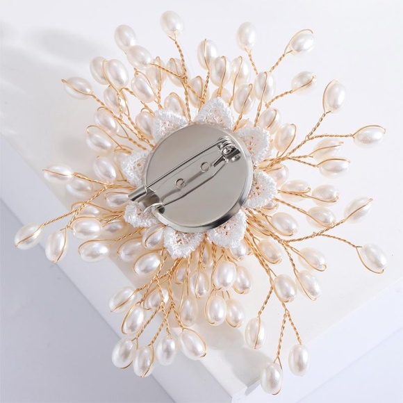 Брошь шик цветок из бусин Брошь шик цветок из бусин