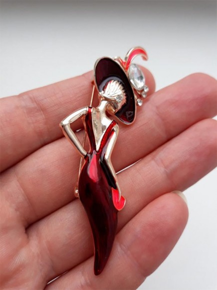 Брошь Леди в красном Брошь Леди в красном