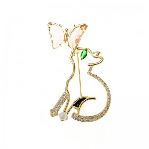 Брошка кішка з метеликом