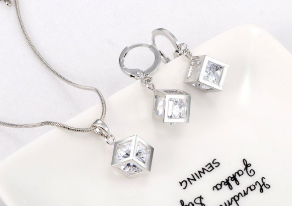 Набір прикрас: кулон і сережки Набір прикрас: кулон і сережки