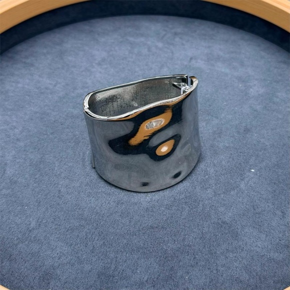 Широкий металлический женский браслет изгибы серебристый блестящий