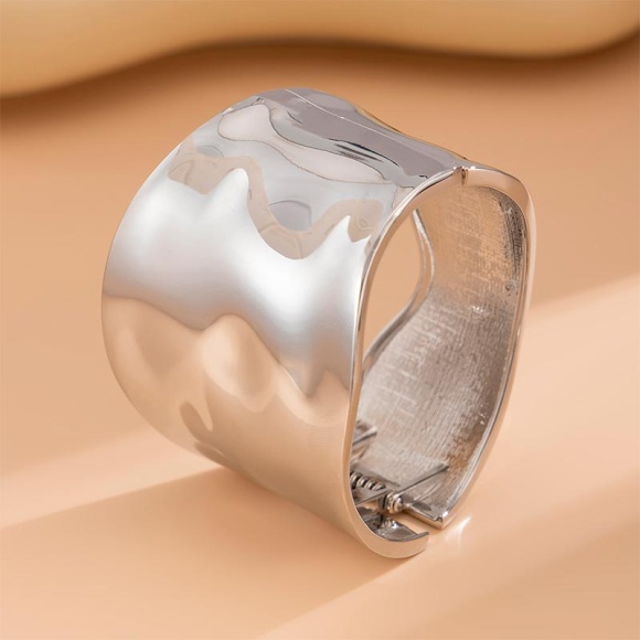 Широкий металлический женский браслет изгибы серебристый блестящий