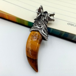 Чоловічий кулон на шию Вовчий ікло з тигрового каменю