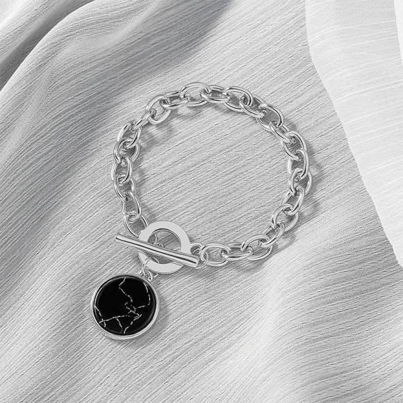 Жіночий браслет із круглим кулоном