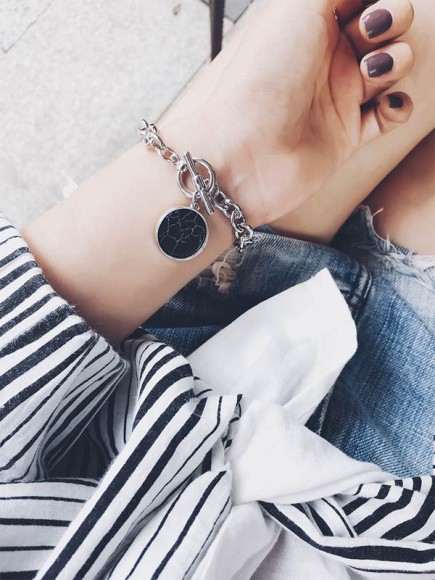 Жіночий браслет із круглим кулоном