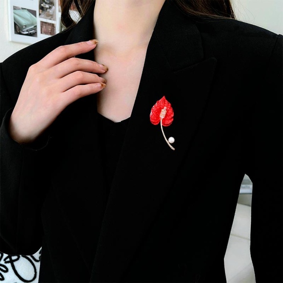 Красная элитная брошь Калла