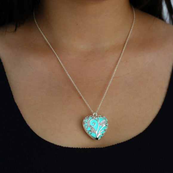 Кулон с цепочкой Сердце светится в темноте люминесцентное Кулон с цепочкой Сердце светится в темноте люминесцентное