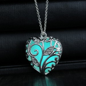 Кулон с цепочкой Сердце светится в темноте люминесцентное Кулон с цепочкой Сердце светится в темноте люминесцентное