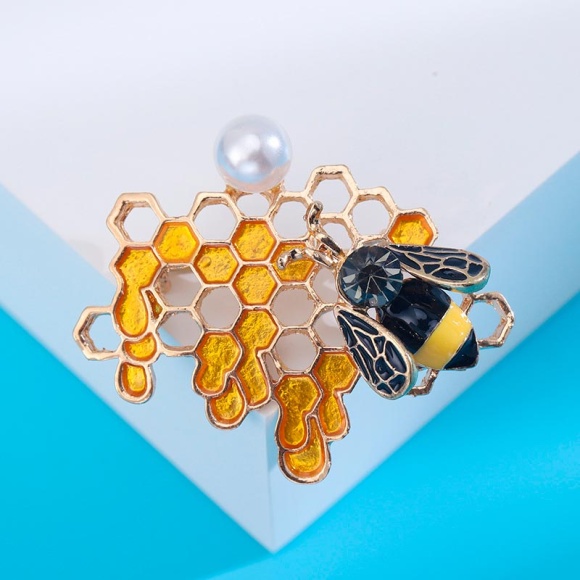 Брошка Бджола та медові стільники з намистом Брошка Бджола та медові стільники з намистом