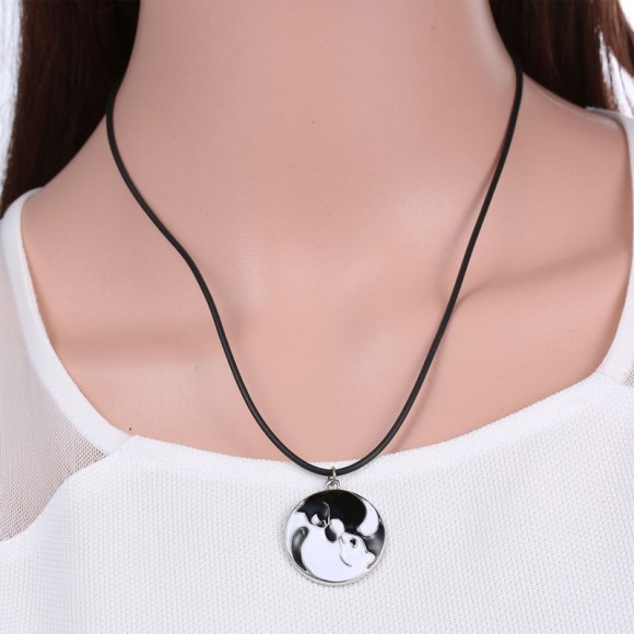 Кулон з ланцюжком Білий і чорний кіт Кулон з ланцюжком Білий і чорний кіт