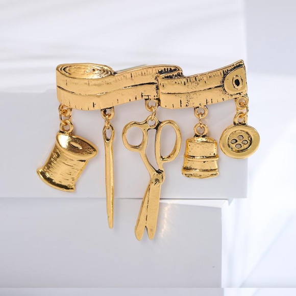 Брошь крой и пошив Рукодельница бронзовый Брошь крой и пошив Рукодельница бронзовый