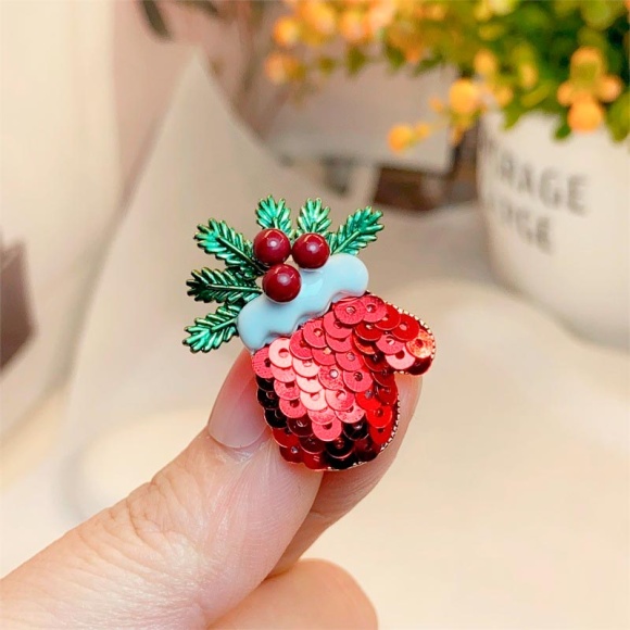 Новогодняя брошка рукавичка с пайетками Новогодняя брошка рукавичка с пайетками