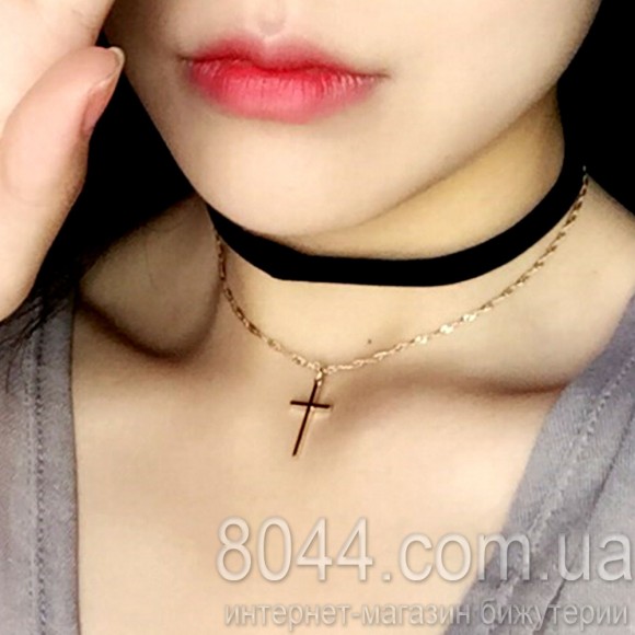 Оксамитовий чокер із золотистим ланцюжком та хрестиком