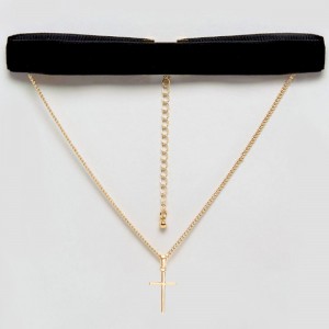 Оксамитовий чокер із золотистим ланцюжком та хрестиком Оксамитовий чокер із золотистим ланцюжком та хрестиком