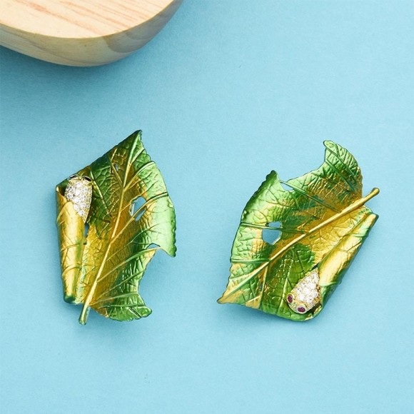 Брошь Шелкопряд в листке Брошь Шелкопряд в листке