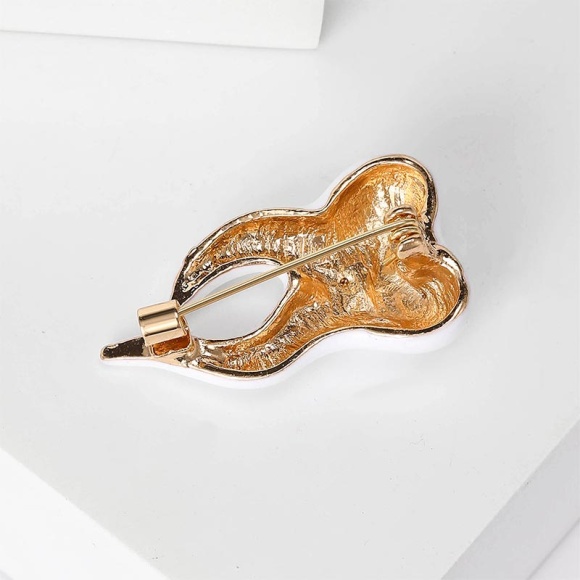 Брошка білий зуб 