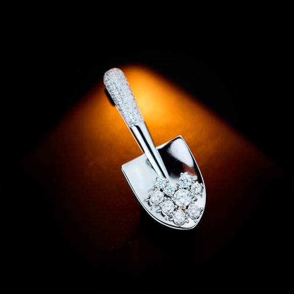 Срібляста брошка лопата Удача Срібляста брошка лопата Удача